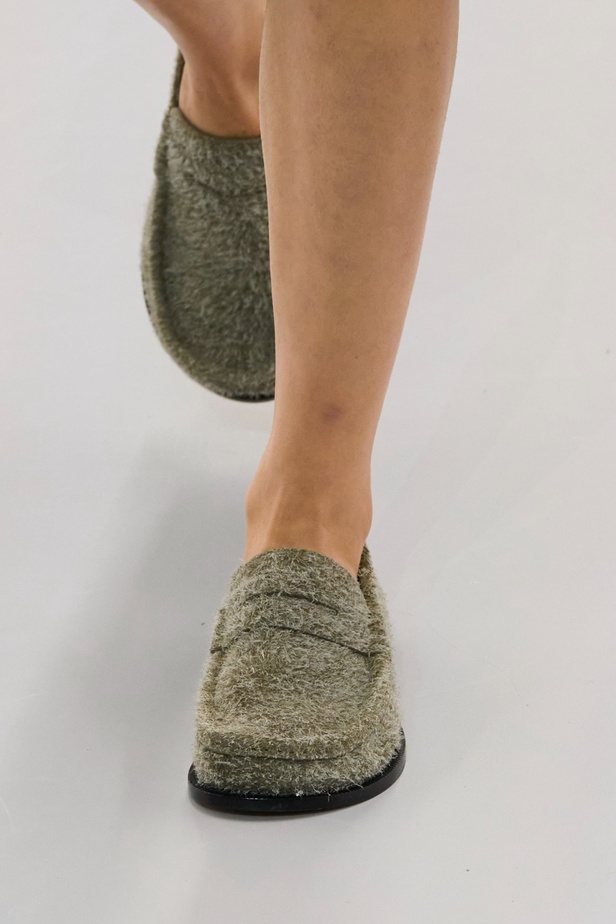 مجموعة LOEWE لربيع وصيف 2024 تكشف عن رؤية فنية غير مسبوقة