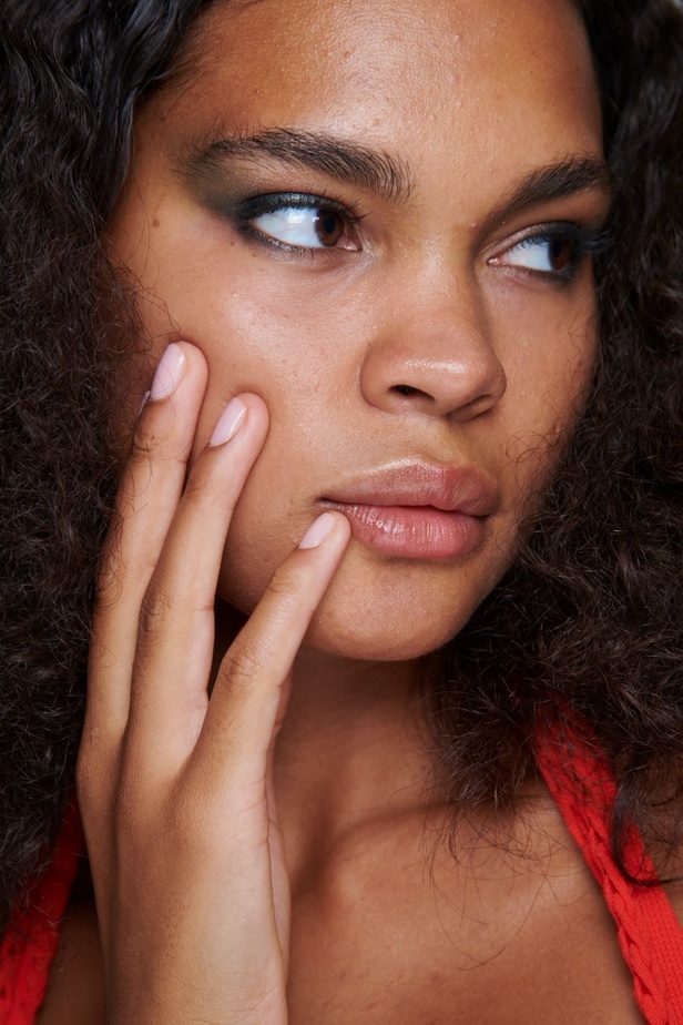 Mark Fast يدخل لمسة جديدة وحديثة إلى مجموعة ربيع وصيف 2024