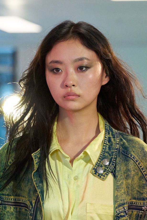 Mark Fast يدخل لمسة جديدة وحديثة إلى مجموعة ربيع وصيف 2024