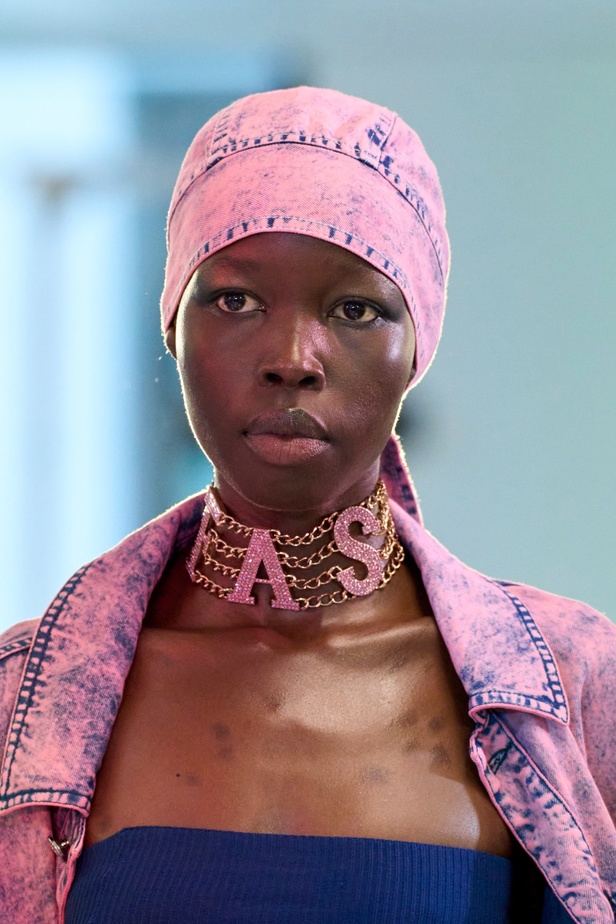 Mark Fast يدخل لمسة جديدة وحديثة إلى مجموعة ربيع وصيف 2024