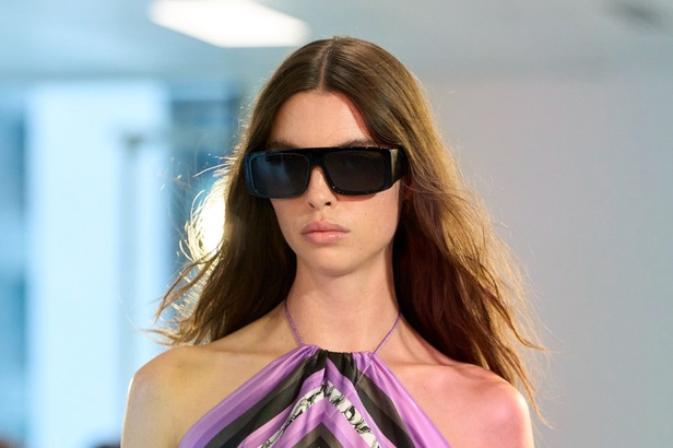 Mark Fast يدخل لمسة جديدة وحديثة إلى مجموعة ربيع وصيف 2024