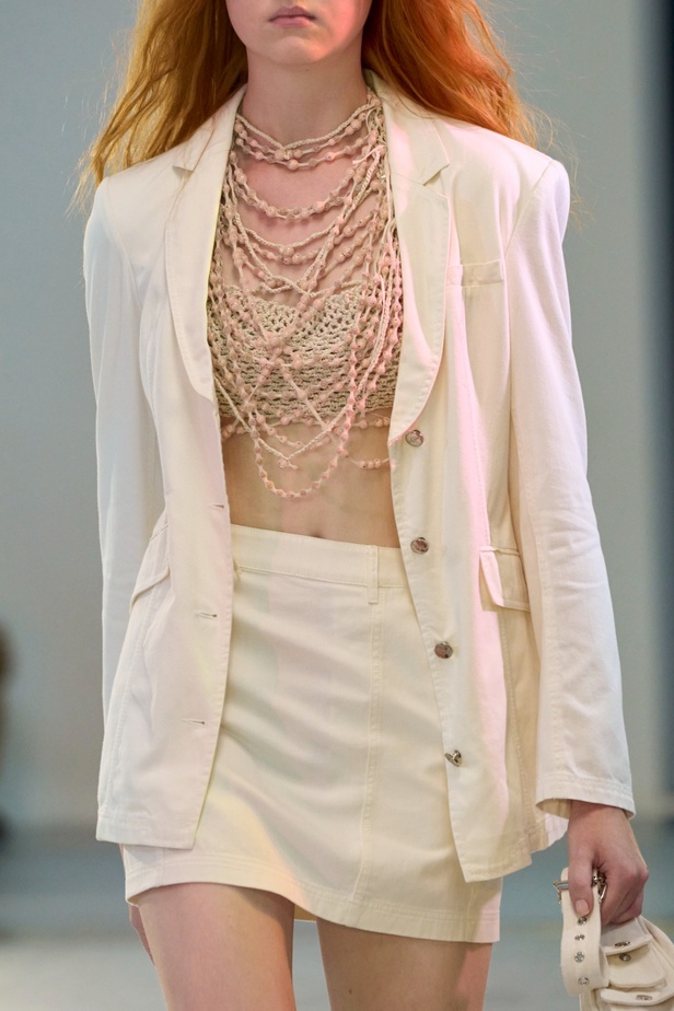 Mark Fast يدخل لمسة جديدة وحديثة إلى مجموعة ربيع وصيف 2024