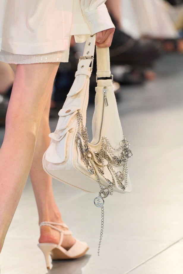 Mark Fast يدخل لمسة جديدة وحديثة إلى مجموعة ربيع وصيف 2024