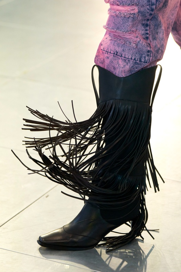 Mark Fast يدخل لمسة جديدة وحديثة إلى مجموعة ربيع وصيف 2024