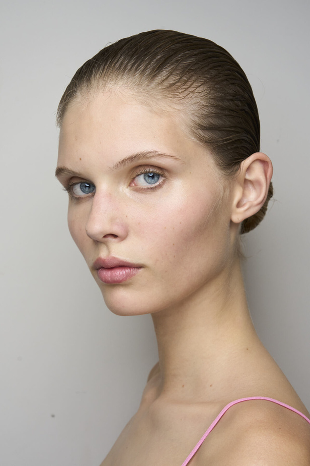 مجموعة Marni لربيع وصيف 2024 في باريس تعيد موضة القطع الجريئة الى الواجهة