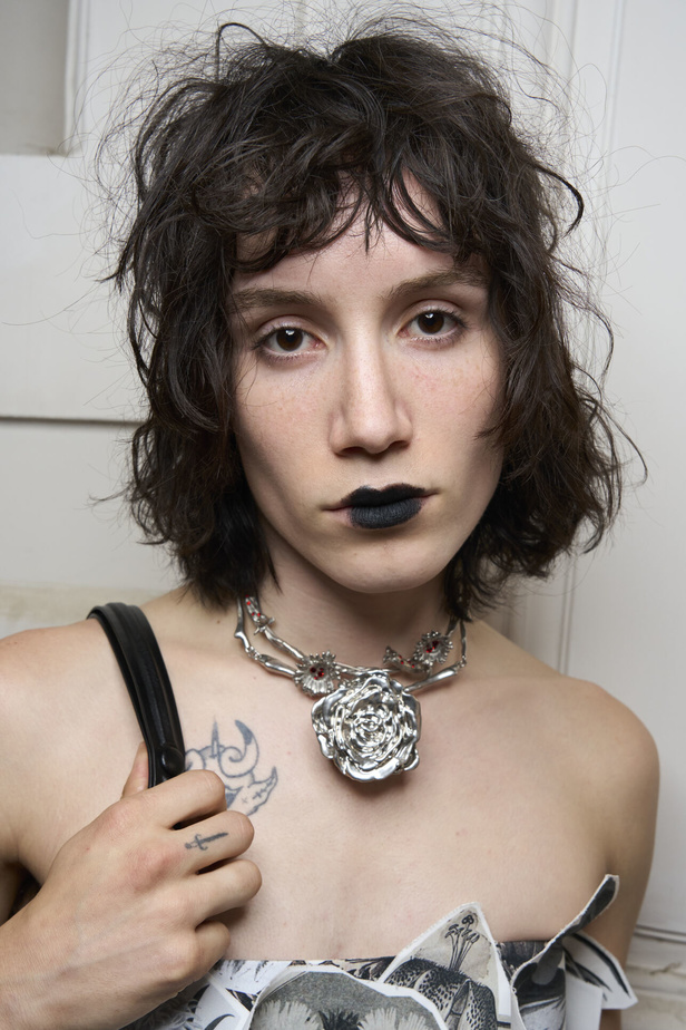 مجموعة Marni لربيع وصيف 2024 في باريس تعيد موضة القطع الجريئة الى الواجهة