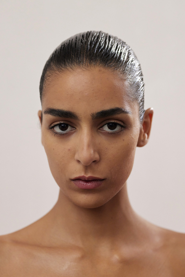 مجموعة Marni لربيع وصيف 2024 في باريس تعيد موضة القطع الجريئة الى الواجهة