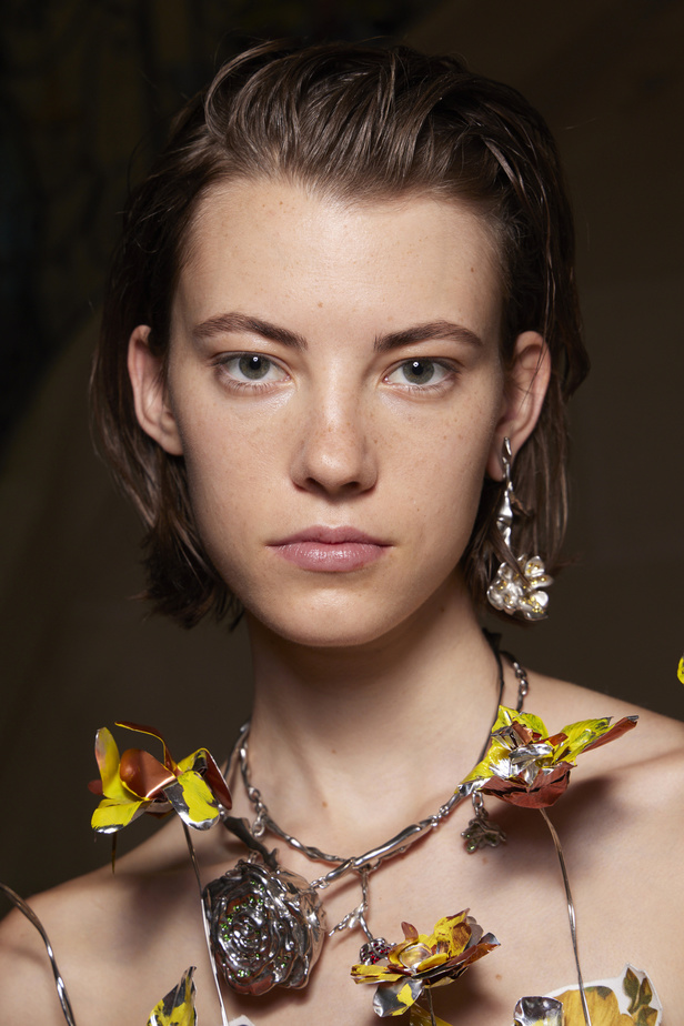 مجموعة Marni لربيع وصيف 2024 في باريس تعيد موضة القطع الجريئة الى الواجهة