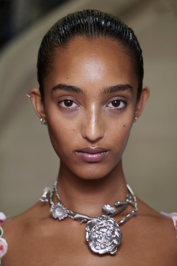 مجموعة Marni لربيع وصيف 2024 في باريس تعيد موضة القطع الجريئة الى الواجهة