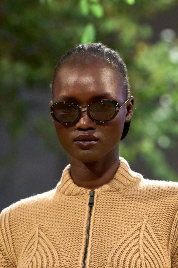 الأسلوب العسكري والأناقة الإيطالية الخالدة تقود أكواد Max Mara لموسم ربيع 2024