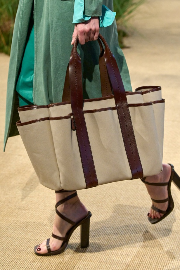 الأسلوب العسكري والأناقة الإيطالية الخالدة تقود أكواد Max Mara لموسم ربيع 2024