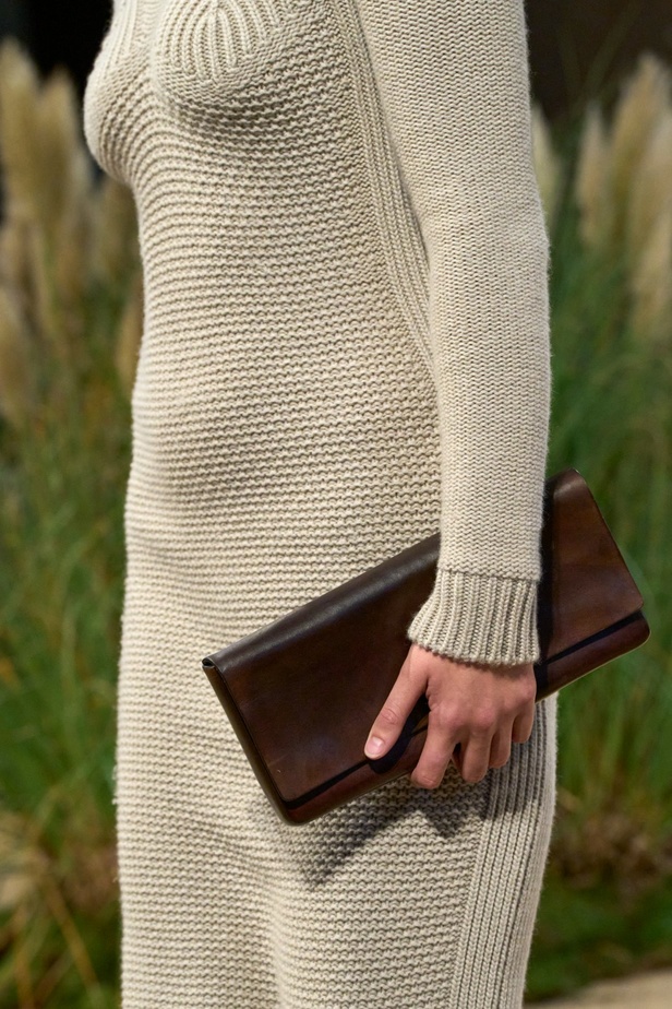 الأسلوب العسكري والأناقة الإيطالية الخالدة تقود أكواد Max Mara لموسم ربيع 2024