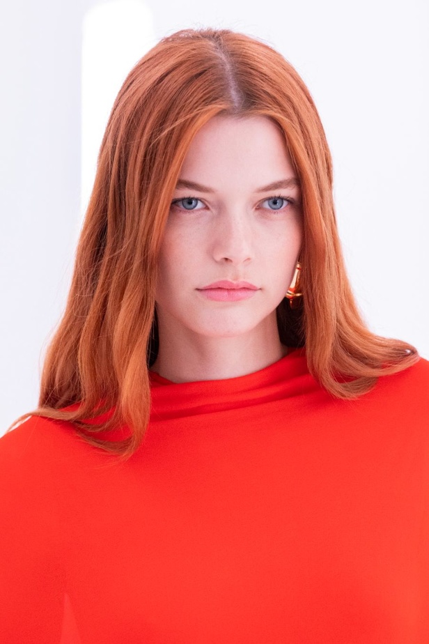 مجموعة Brandon Maxwell لربيع وصيف 2024 في نيويورك.. عودة الألوان والأقمشة الفاخرة