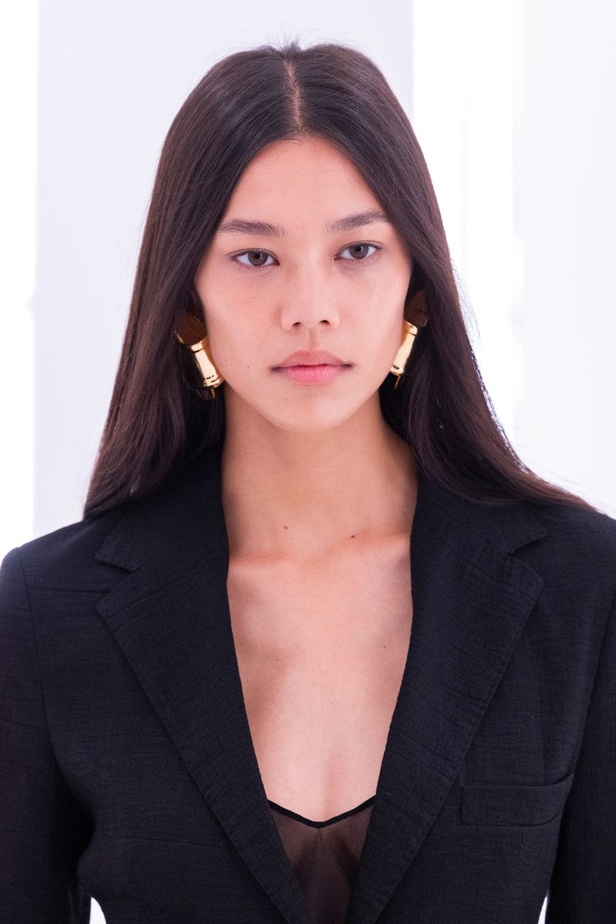 مجموعة Brandon Maxwell لربيع وصيف 2024 في نيويورك.. عودة الألوان والأقمشة الفاخرة