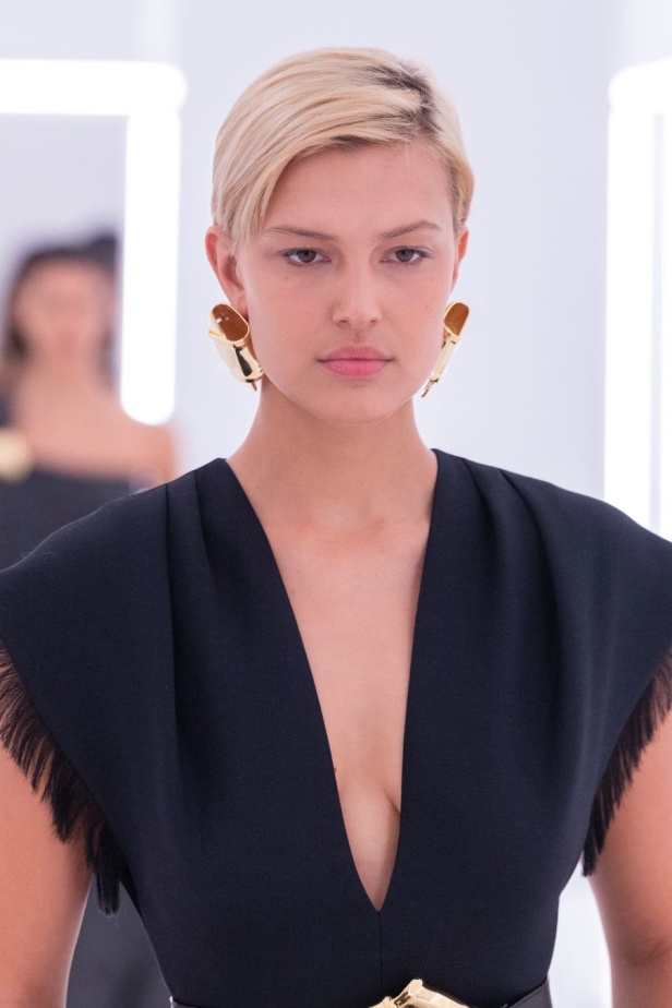 مجموعة Brandon Maxwell لربيع وصيف 2024 في نيويورك.. عودة الألوان والأقمشة الفاخرة