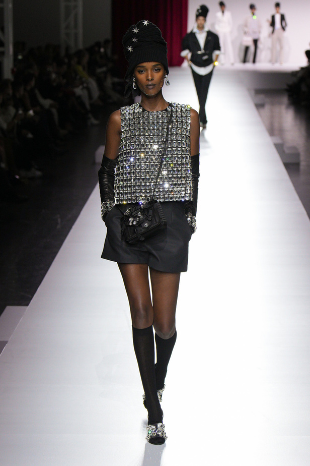 مجموعة Moschino لربيع وصيف 2024 في ميلانو