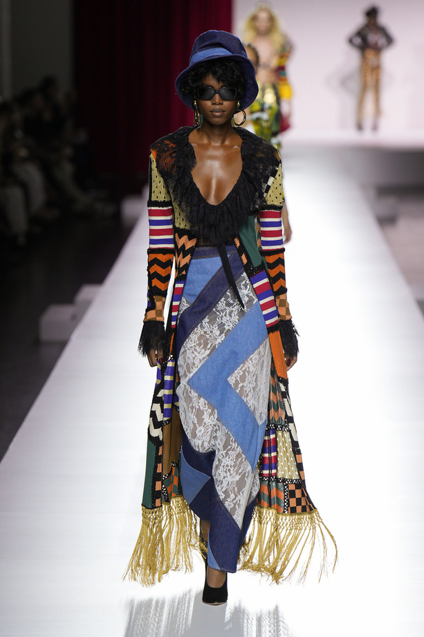 مجموعة Moschino لربيع وصيف 2024 في ميلانو