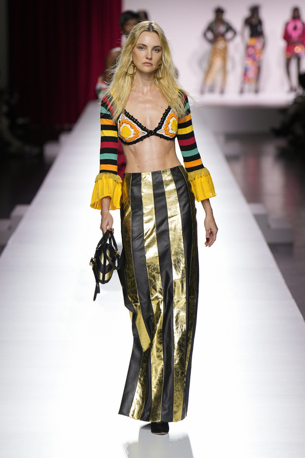 مجموعة Moschino لربيع وصيف 2024 في ميلانو