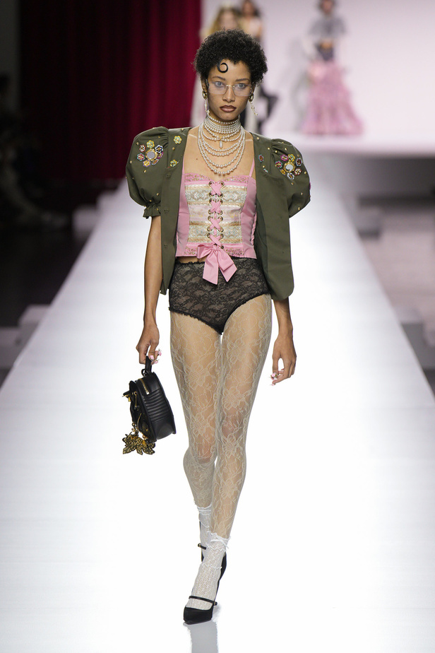 مجموعة Moschino لربيع وصيف 2024 في ميلانو