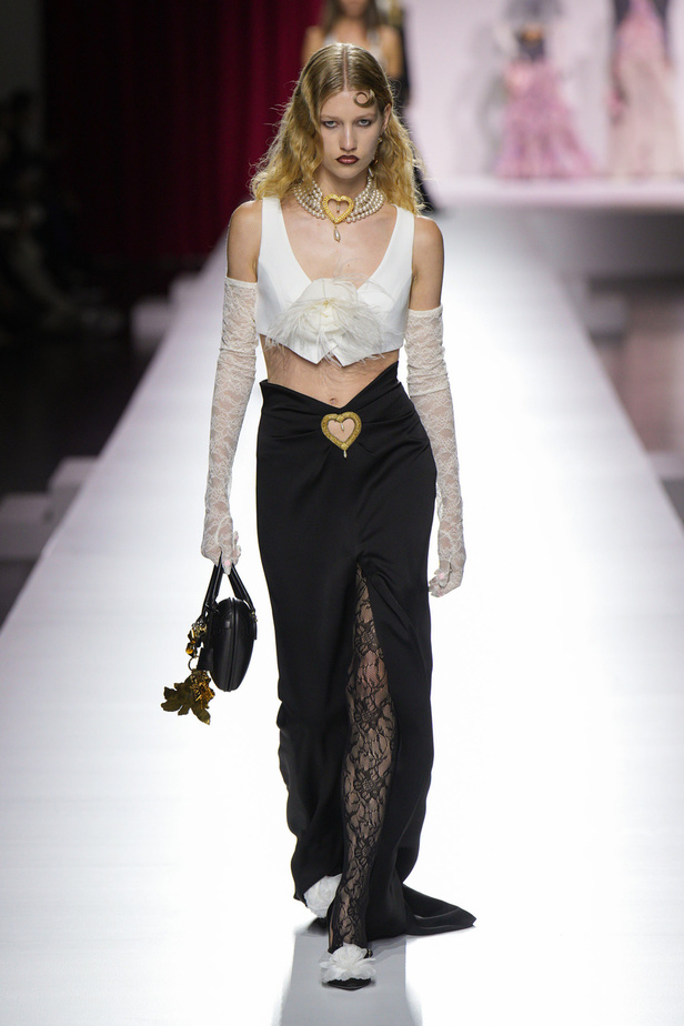 مجموعة Moschino لربيع وصيف 2024 في ميلانو