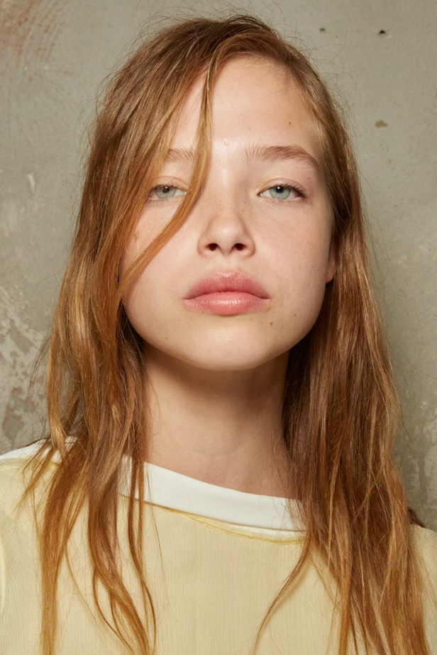 مجموعة N°21 تتوجه للمرأة الجريئة بأناقة راقية وتصاميم فاخرة لموسم ربيع وصيف 2024