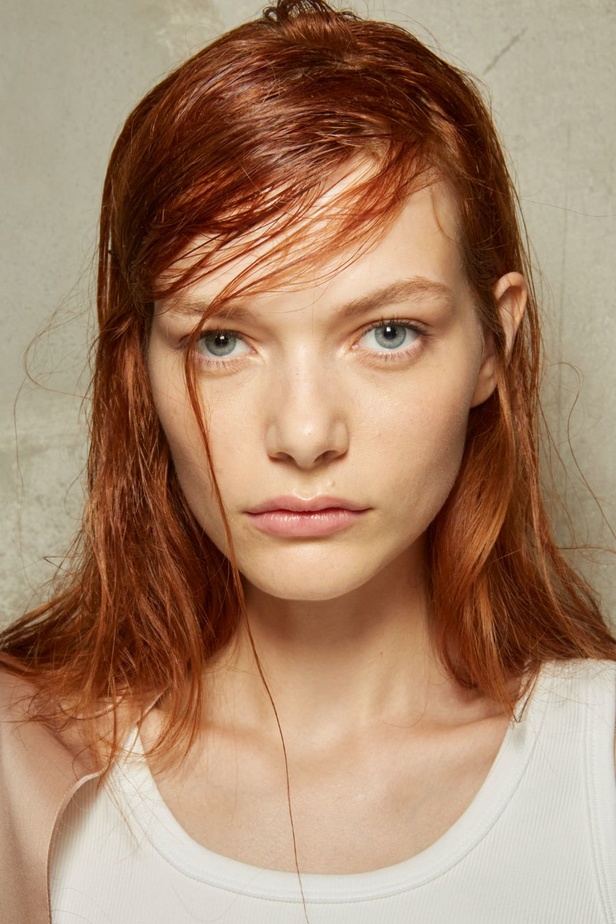 مجموعة N°21 تتوجه للمرأة الجريئة بأناقة راقية وتصاميم فاخرة لموسم ربيع وصيف 2024