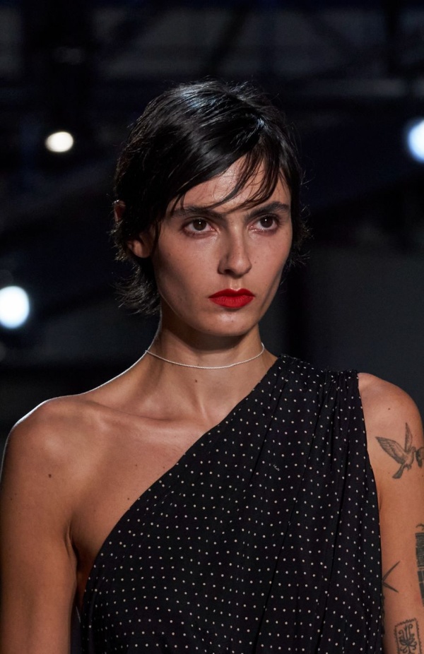 مجموعة N°21 تتوجه للمرأة الجريئة بأناقة راقية وتصاميم فاخرة لموسم ربيع وصيف 2024