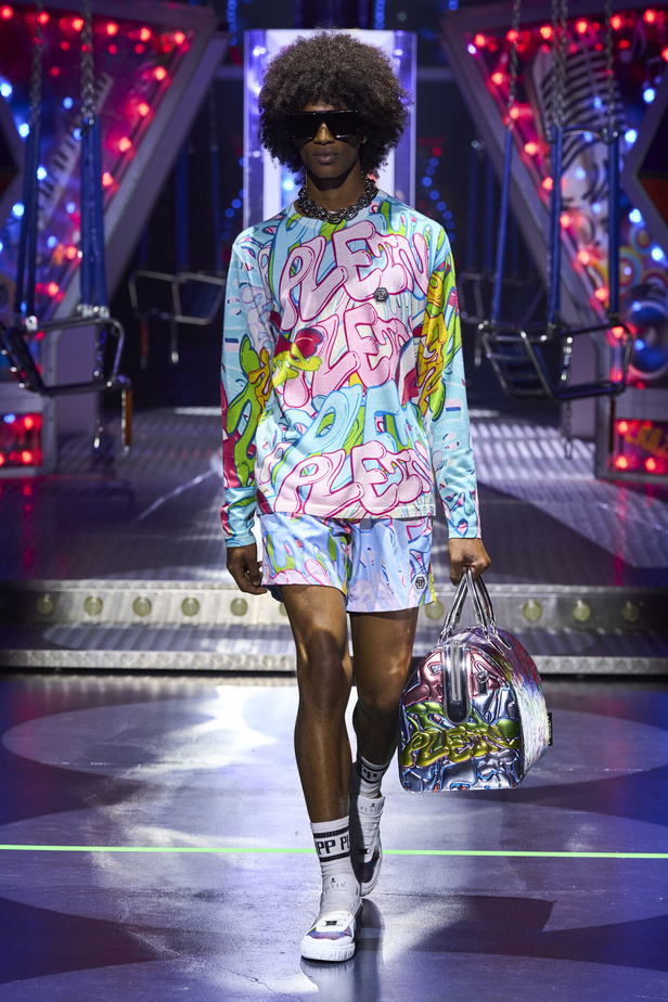 أجواء من المرح والرقص في عرض مجموعة ربيع وصيف 2024 لدار Philipp Plein