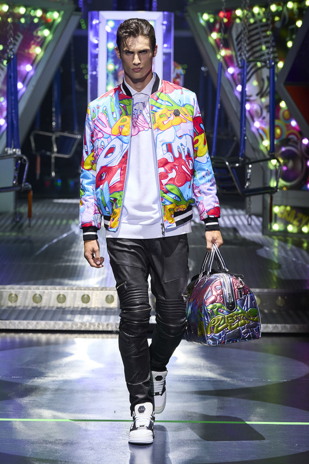 أجواء من المرح والرقص في عرض مجموعة ربيع وصيف 2024 لدار Philipp Plein