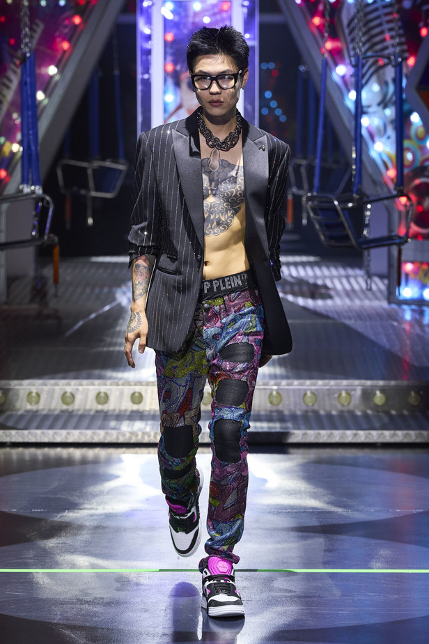 أجواء من المرح والرقص في عرض مجموعة ربيع وصيف 2024 لدار Philipp Plein