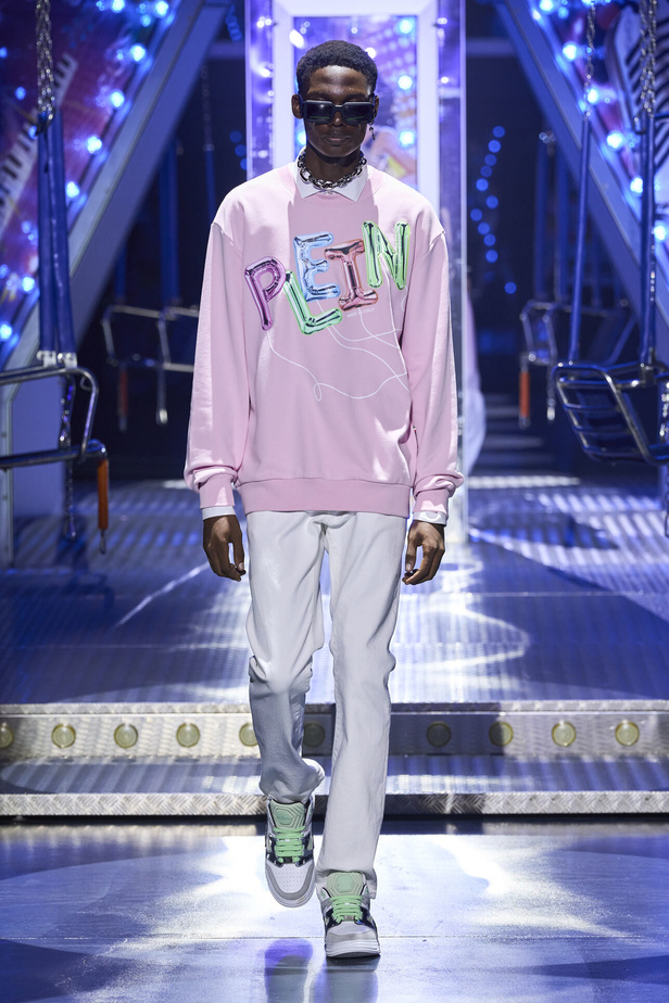 أجواء من المرح والرقص في عرض مجموعة ربيع وصيف 2024 لدار Philipp Plein