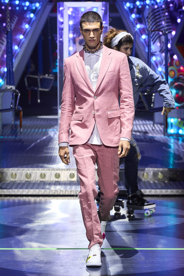 أجواء من المرح والرقص في عرض مجموعة ربيع وصيف 2024 لدار Philipp Plein