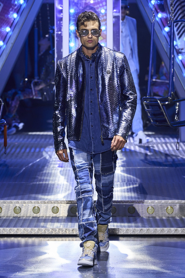 أجواء من المرح والرقص في عرض مجموعة ربيع وصيف 2024 لدار Philipp Plein