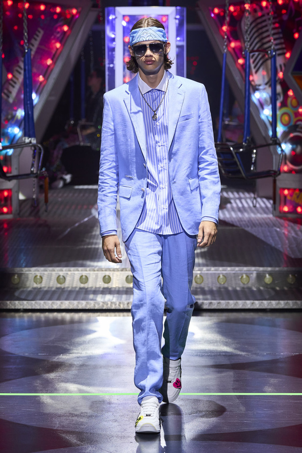 أجواء من المرح والرقص في عرض مجموعة ربيع وصيف 2024 لدار Philipp Plein