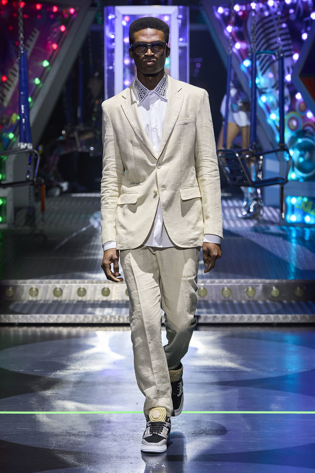 أجواء من المرح والرقص في عرض مجموعة ربيع وصيف 2024 لدار Philipp Plein