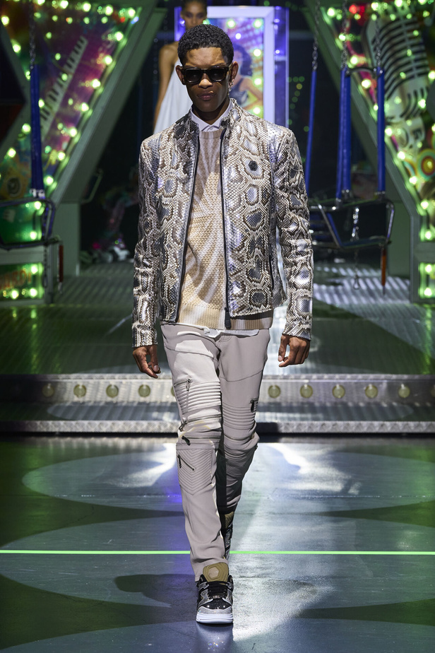 أجواء من المرح والرقص في عرض مجموعة ربيع وصيف 2024 لدار Philipp Plein