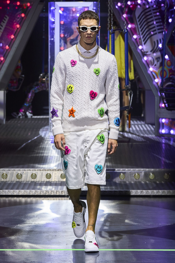 أجواء من المرح والرقص في عرض مجموعة ربيع وصيف 2024 لدار Philipp Plein