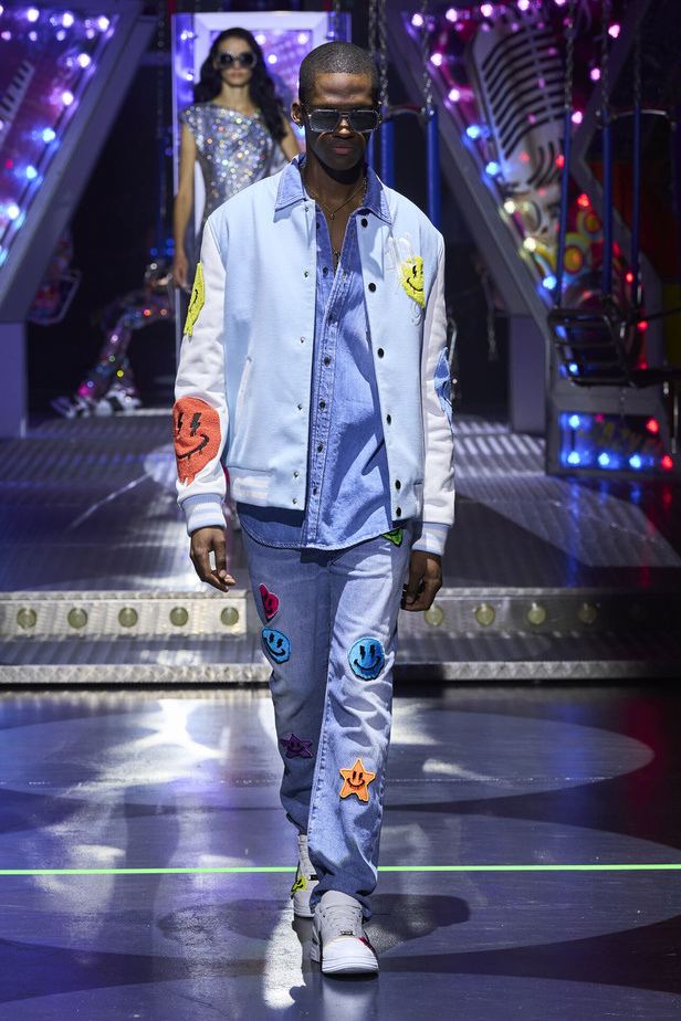 أجواء من المرح والرقص في عرض مجموعة ربيع وصيف 2024 لدار Philipp Plein