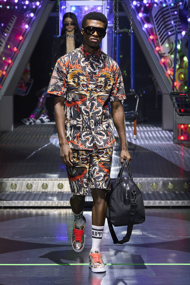 أجواء من المرح والرقص في عرض مجموعة ربيع وصيف 2024 لدار Philipp Plein