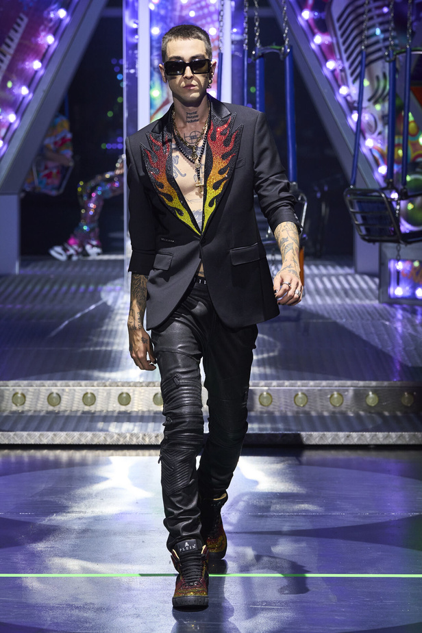 أجواء من المرح والرقص في عرض مجموعة ربيع وصيف 2024 لدار Philipp Plein