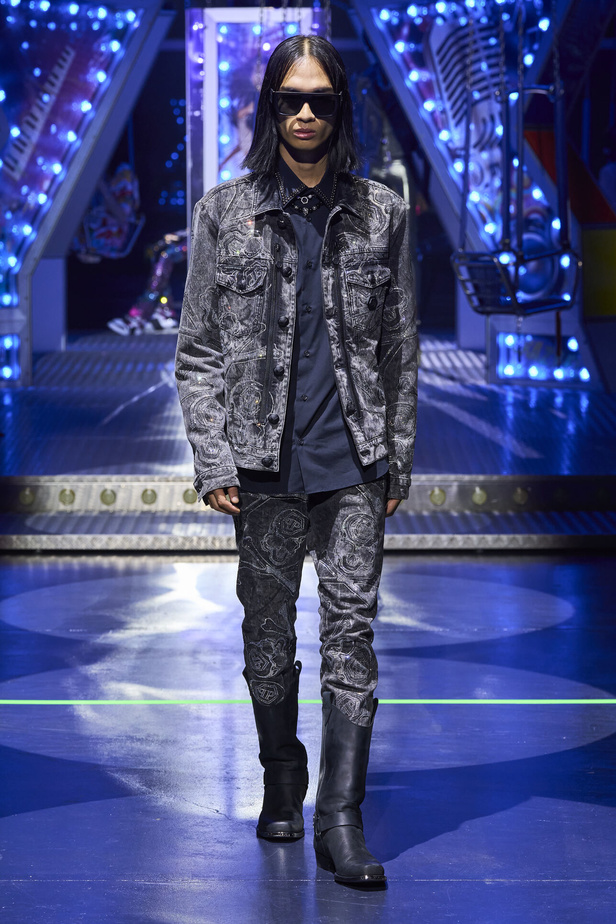 أجواء من المرح والرقص في عرض مجموعة ربيع وصيف 2024 لدار Philipp Plein