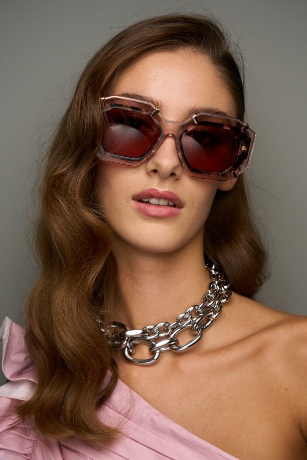 أجواء من المرح والرقص في عرض مجموعة ربيع وصيف 2024 لدار Philipp Plein