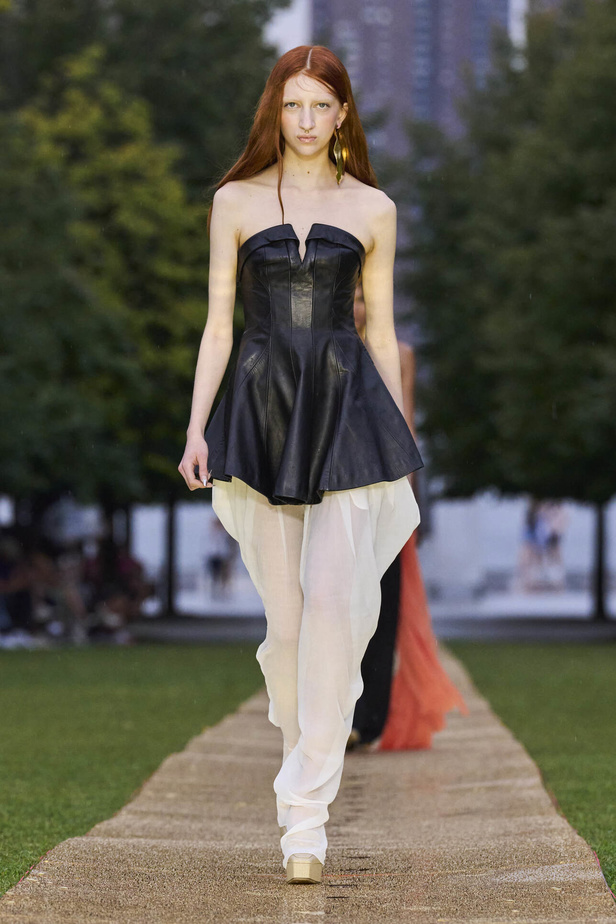 الأقراط الكبيرة والطبقات المتعددة في تصاميم Prabal Gurung لربيع وصيف 2024