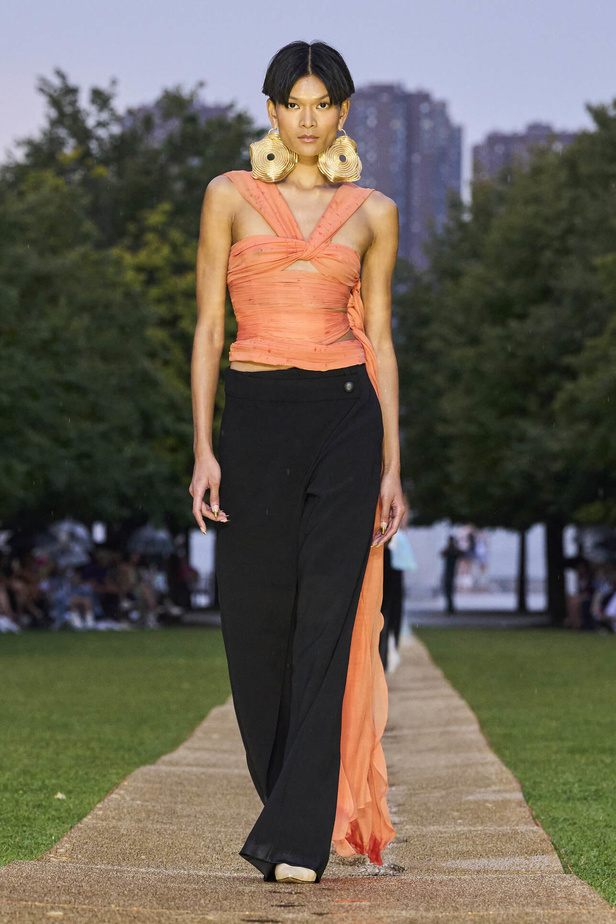 الأقراط الكبيرة والطبقات المتعددة في تصاميم Prabal Gurung لربيع وصيف 2024