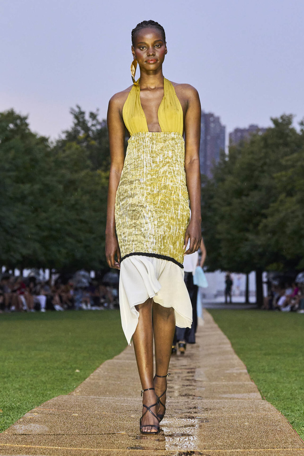 الأقراط الكبيرة والطبقات المتعددة في تصاميم Prabal Gurung لربيع وصيف 2024