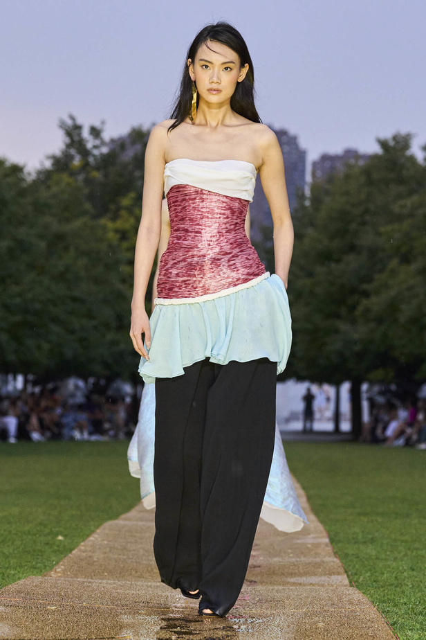 الأقراط الكبيرة والطبقات المتعددة في تصاميم Prabal Gurung لربيع وصيف 2024