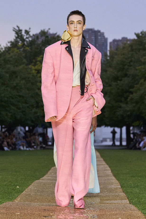 الأقراط الكبيرة والطبقات المتعددة في تصاميم Prabal Gurung لربيع وصيف 2024