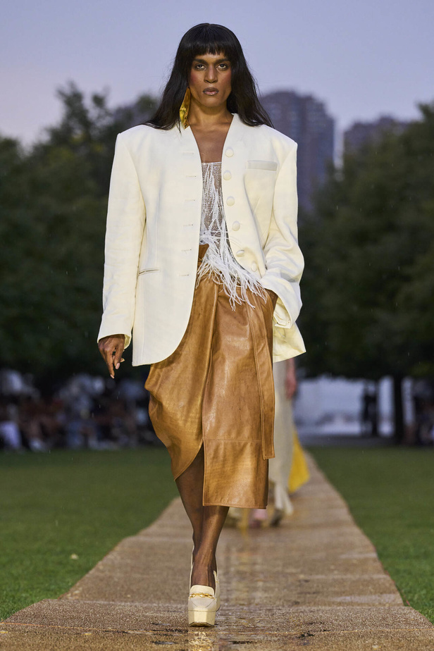 الأقراط الكبيرة والطبقات المتعددة في تصاميم Prabal Gurung لربيع وصيف 2024