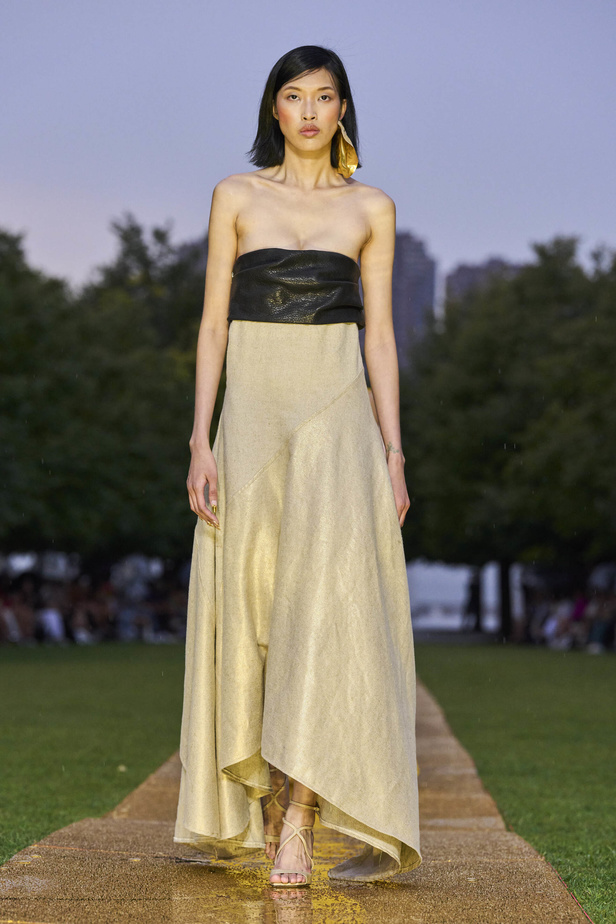 الأقراط الكبيرة والطبقات المتعددة في تصاميم Prabal Gurung لربيع وصيف 2024