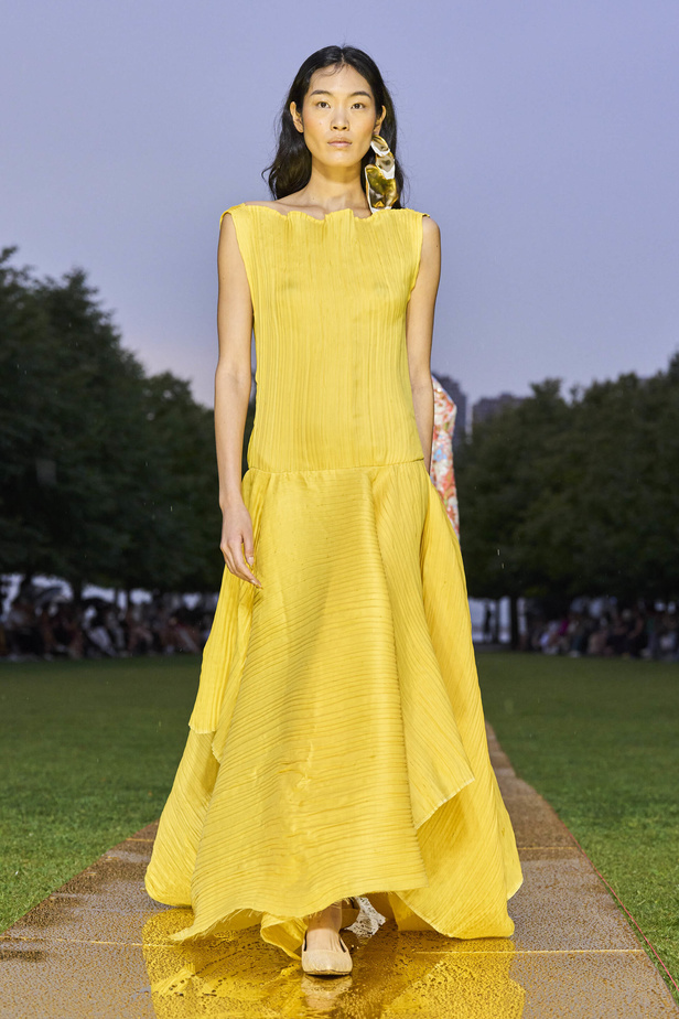 الأقراط الكبيرة والطبقات المتعددة في تصاميم Prabal Gurung لربيع وصيف 2024